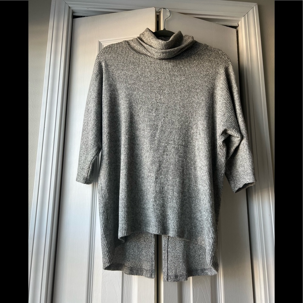 Excellent Condition Bobeau 3/4 sleeve split back turtleneck size XS